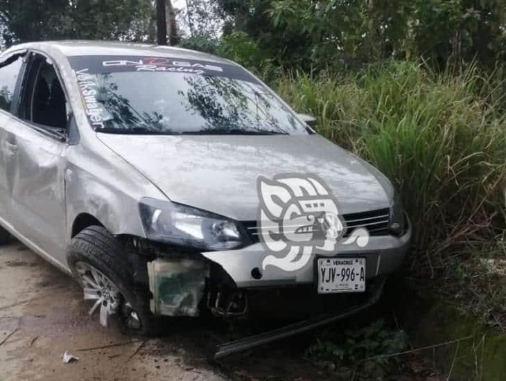 Veloz conductor vuelca en el tramo carretero Cuichapa-Tlacuilolapan