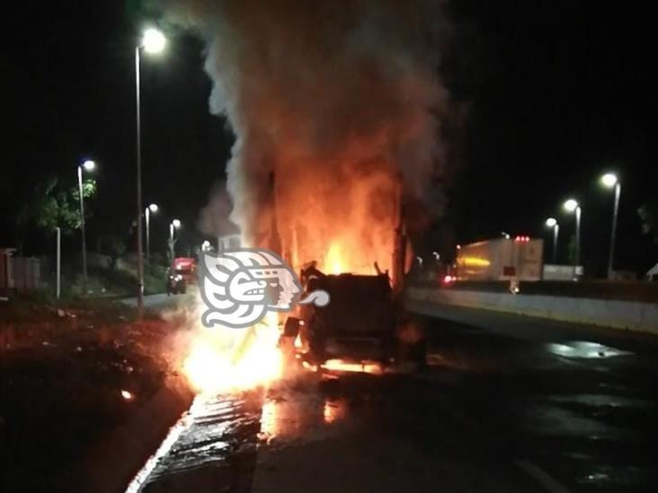 Tras presunto corto circuito, se incendia tráiler en la autopista Córdoba-Veracruz