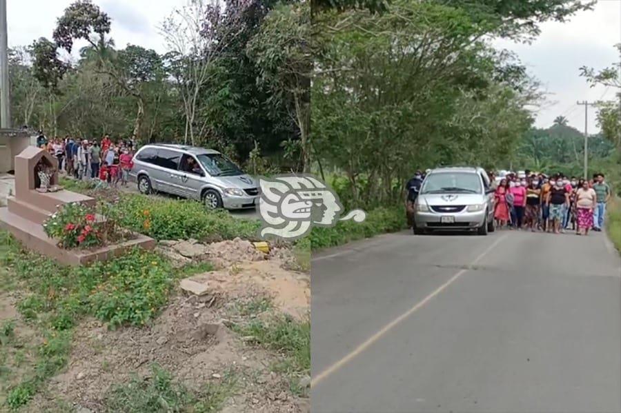 Bajo estela de tristeza e indignación, sepultan a taxista de Chinameca