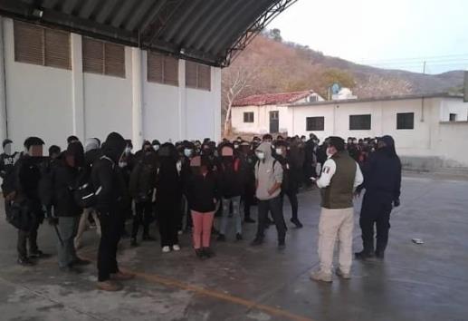 Agentes detienen a 119 migrantes guatemaltecos en vehículos en sur de México