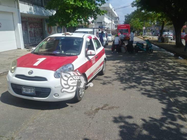 Taxista impacta a motociclista en el centro de Coatzacoalcos