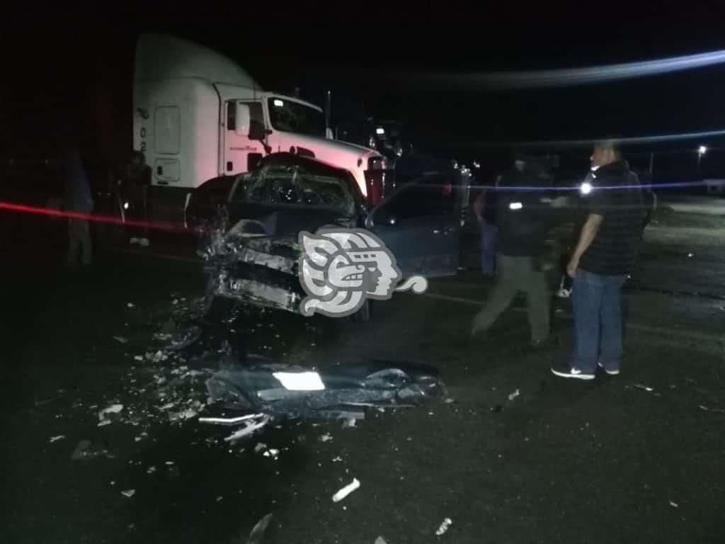 La libran tras chocar contra tráiler en la Costera del Golfo