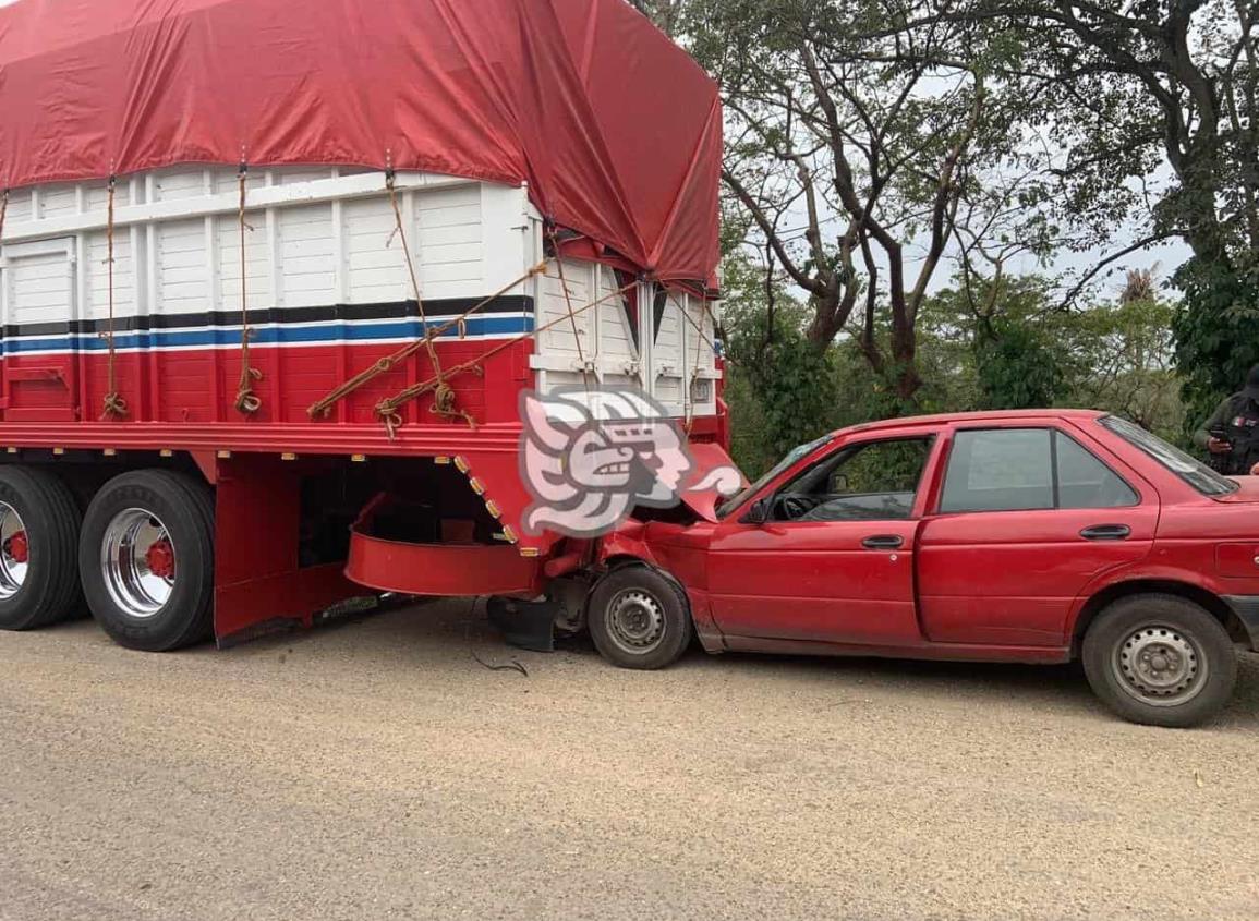 Minatitleca se duerme y choca contra camion estacionado 