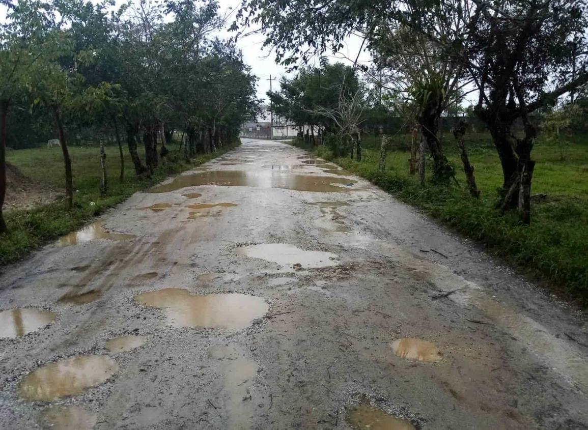 Temen habitantes de Moloacán quedarse incomunicados ante pésima condición de caminos