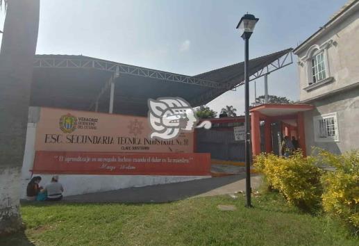 Obligatorio para maestros acudir a las aulas pese a casos de covid, lamentan