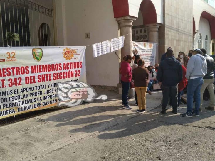 Maestros protestan en la SEV de Poza Rica tras designación de supervisora escolar