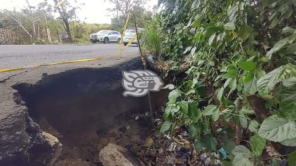 Piden a conductores utilizar vía alterna ante deslave carretero 