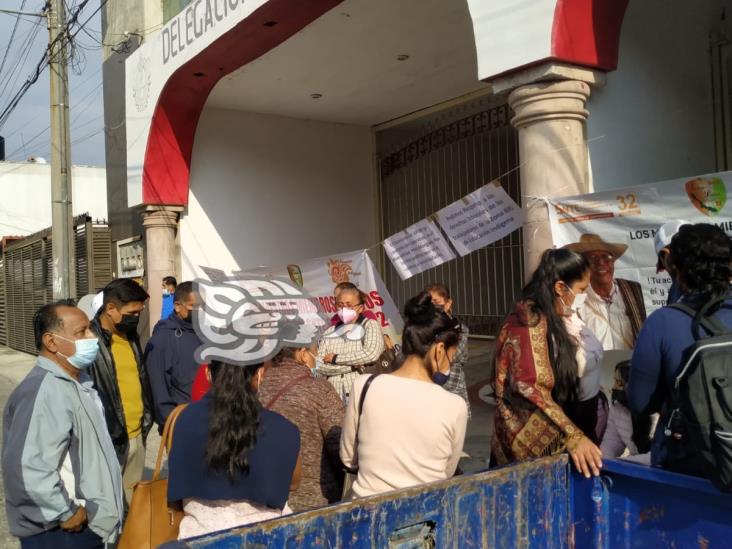 Maestros protestan en la SEV de Poza Rica tras designación de supervisora escolar