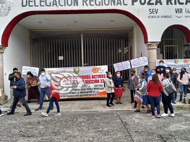 Maestros protestan en la SEV de Poza Rica tras designación de supervisora escolar