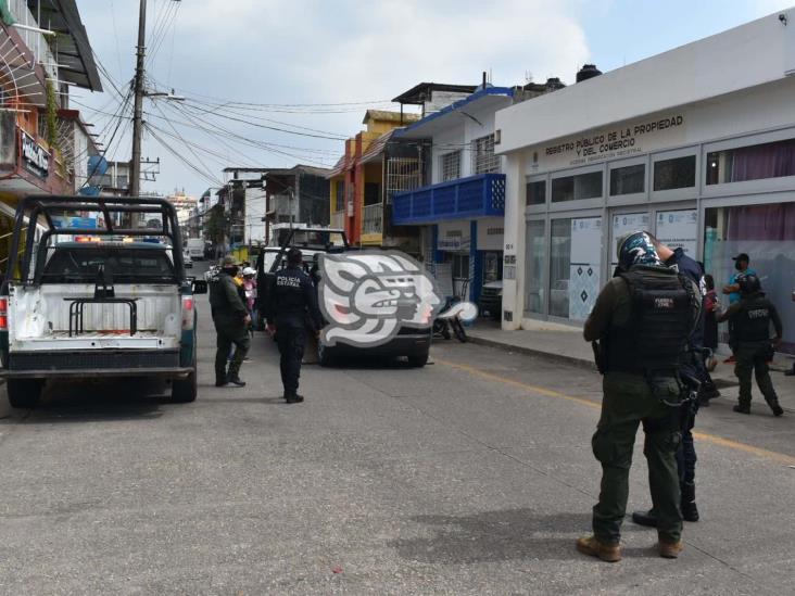 En trámite de placas, lo detienen por reporte de robo de camioneta