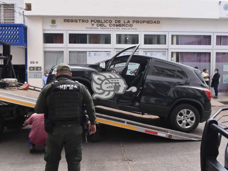 En trámite de placas, lo detienen por reporte de robo de camioneta