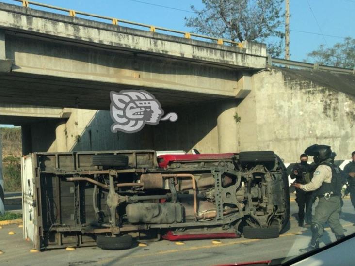 Vuelca camioneta en distribuidor de la Central de Abastos, en Xalapa