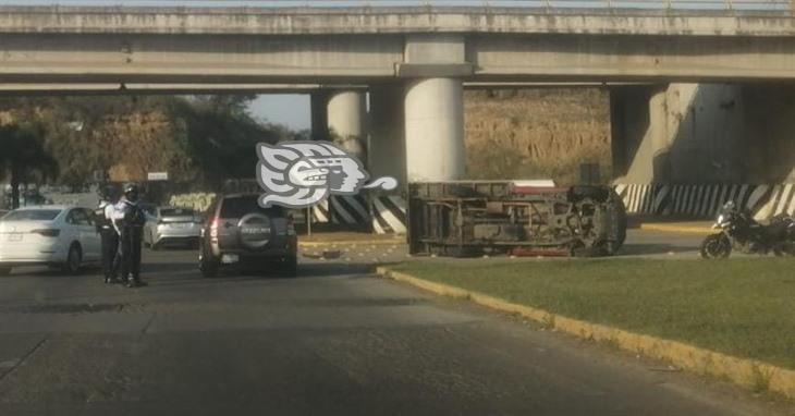 Vuelca camioneta en distribuidor de la Central de Abastos, en Xalapa