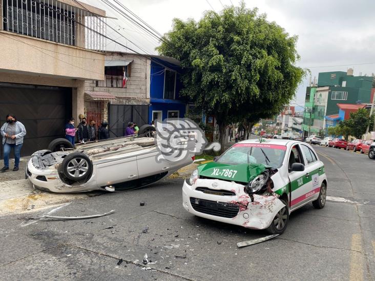 Pierde el control de su vehículo y termina volcado en 20 de noviembre