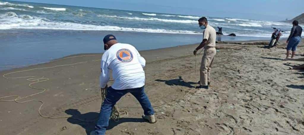 Rescatan a turista a punto de ahogarse en playa de Veracruz