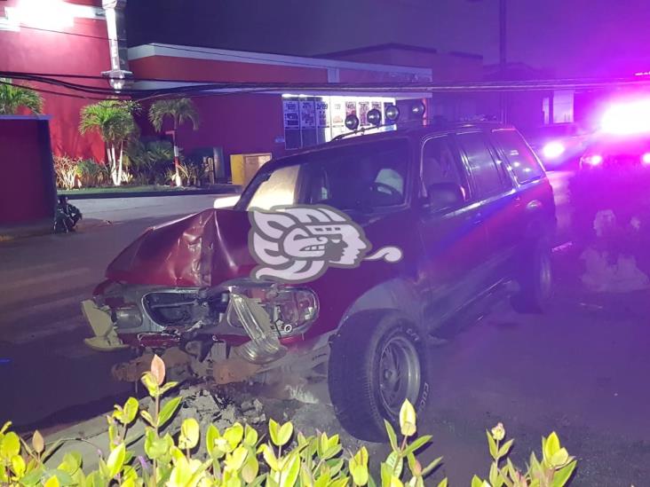 Camioneta choca contra poste y lo derriba en la avenida UV 