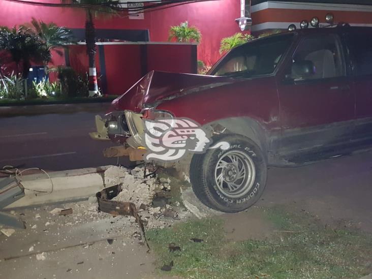 Camioneta choca contra poste y lo derriba en la avenida UV 