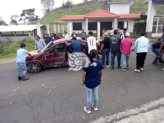 Choque frontal entre camioneta y auto compacto  