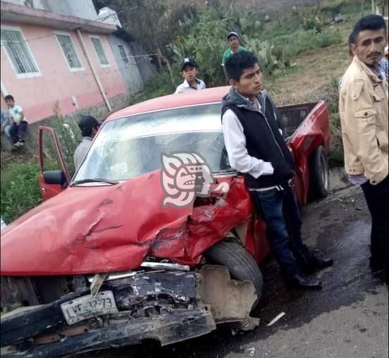 Choque frontal entre camioneta y auto compacto  