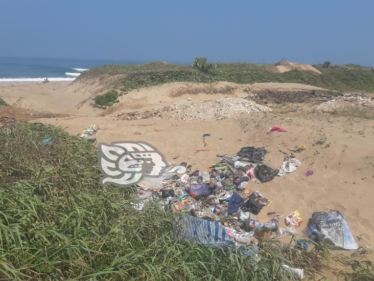 Deteriorada carretera en Allende es usada como basurero clandestino  