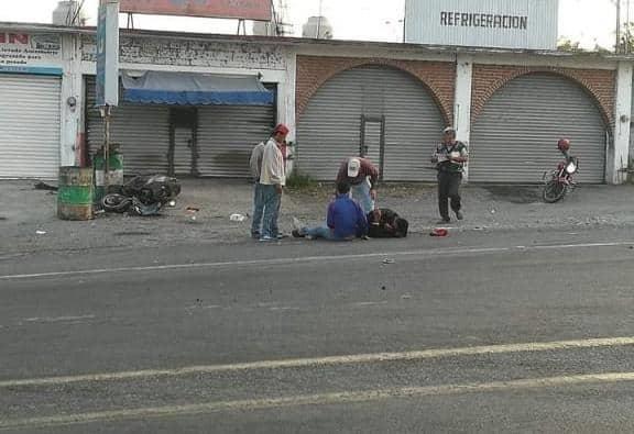 Lo arrolla camioneta y sale volando motociclista