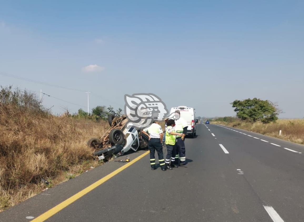 Se salva tras volcadura en tramo de Acayucan a Isla 