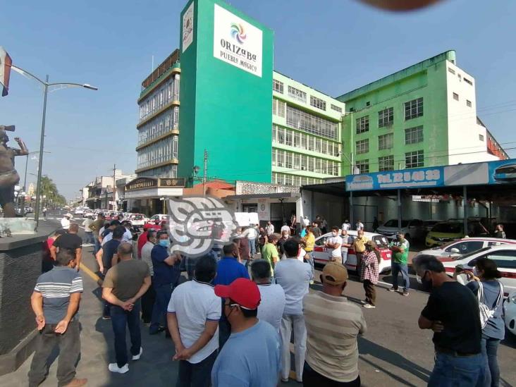 Ante presunta llegada de autobús ‘Gallo’, protestan taxistas de Orizaba
