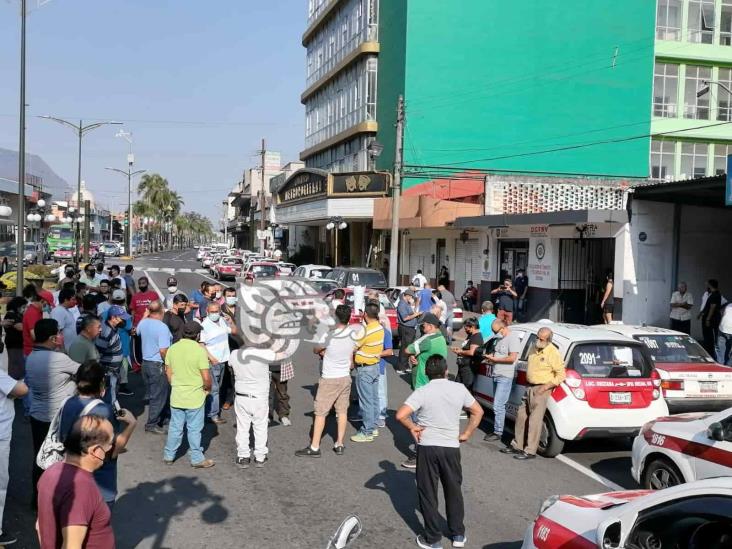 Ante presunta llegada de autobús ‘Gallo’, protestan taxistas de Orizaba