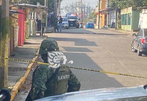 Un policía herido y un detenido, tras violento asalto a Oxxo en Minatitlán