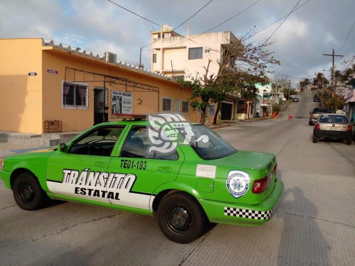 Camión repartidor de pollos tira cables en Coatzacoalcos