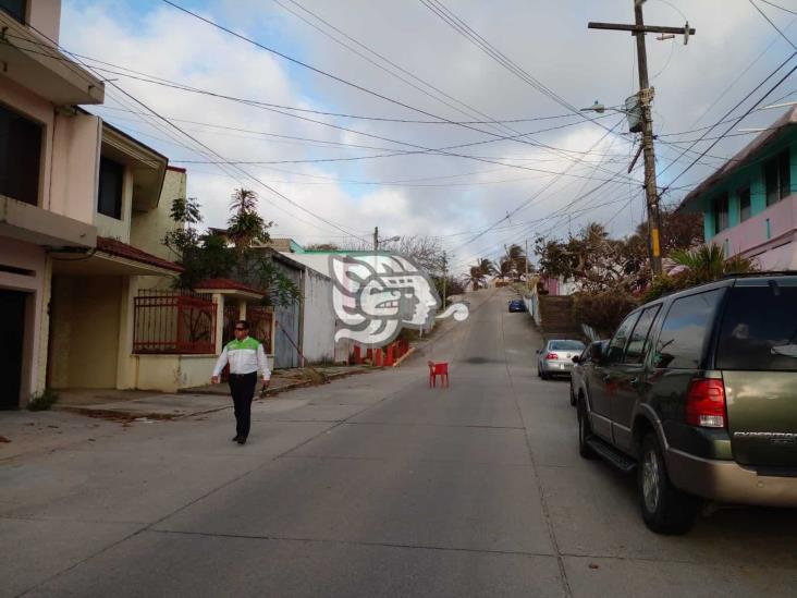 Camión repartidor de pollos tira cables en Coatzacoalcos