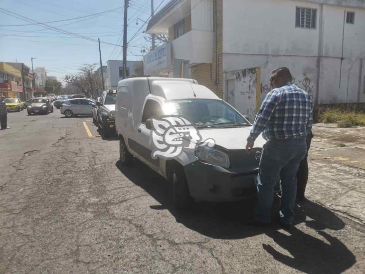 Choque deja tres vehículos con daños en fraccionamiento de Veracruz