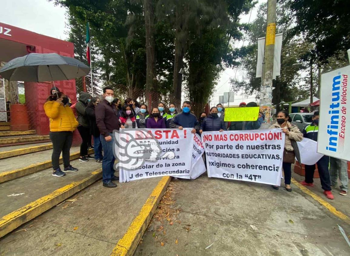 Docentes y padres protestan en la SEV; acusan abusos de la supervisión escolar