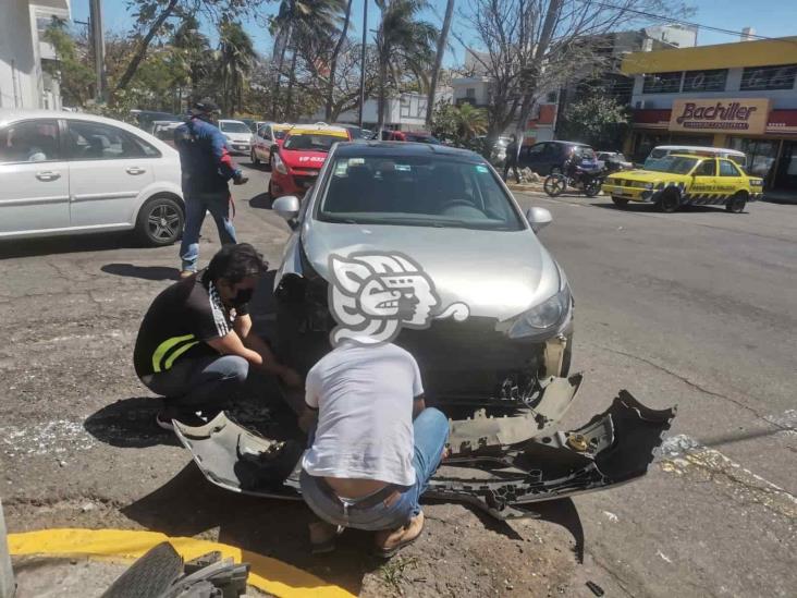 Choque deja tres vehículos con daños en fraccionamiento de Veracruz