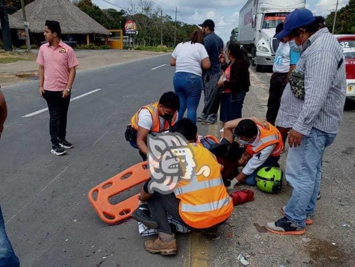 Estudiante sufre fractura al derrapar su moto en Sayula