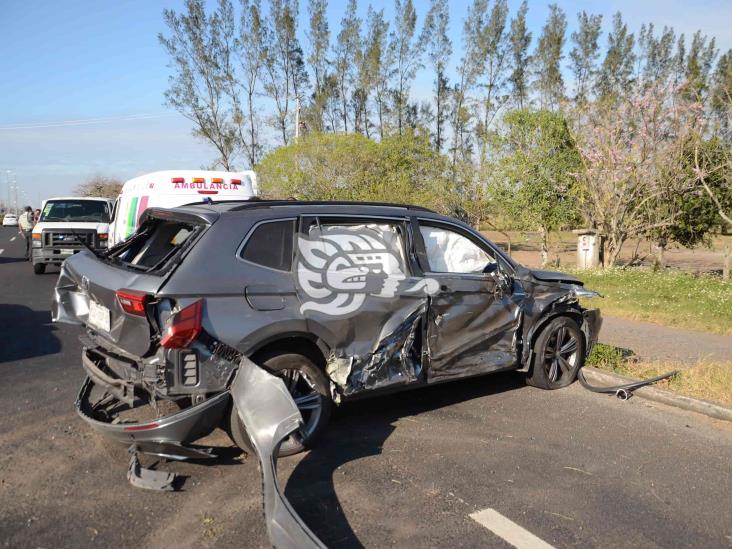 Choque entre dos vehículos deja severos daños materiales