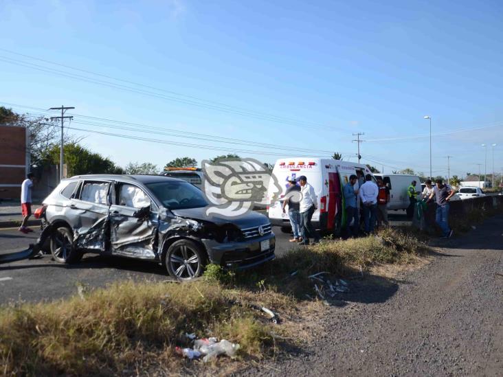 Choque entre dos vehículos deja severos daños materiales