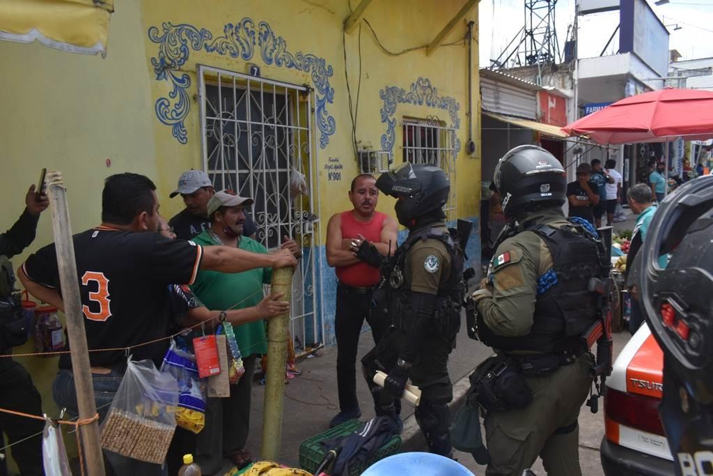 Vendedor ambulante acusa hostigamiento de locatario; lo corre de la banqueta