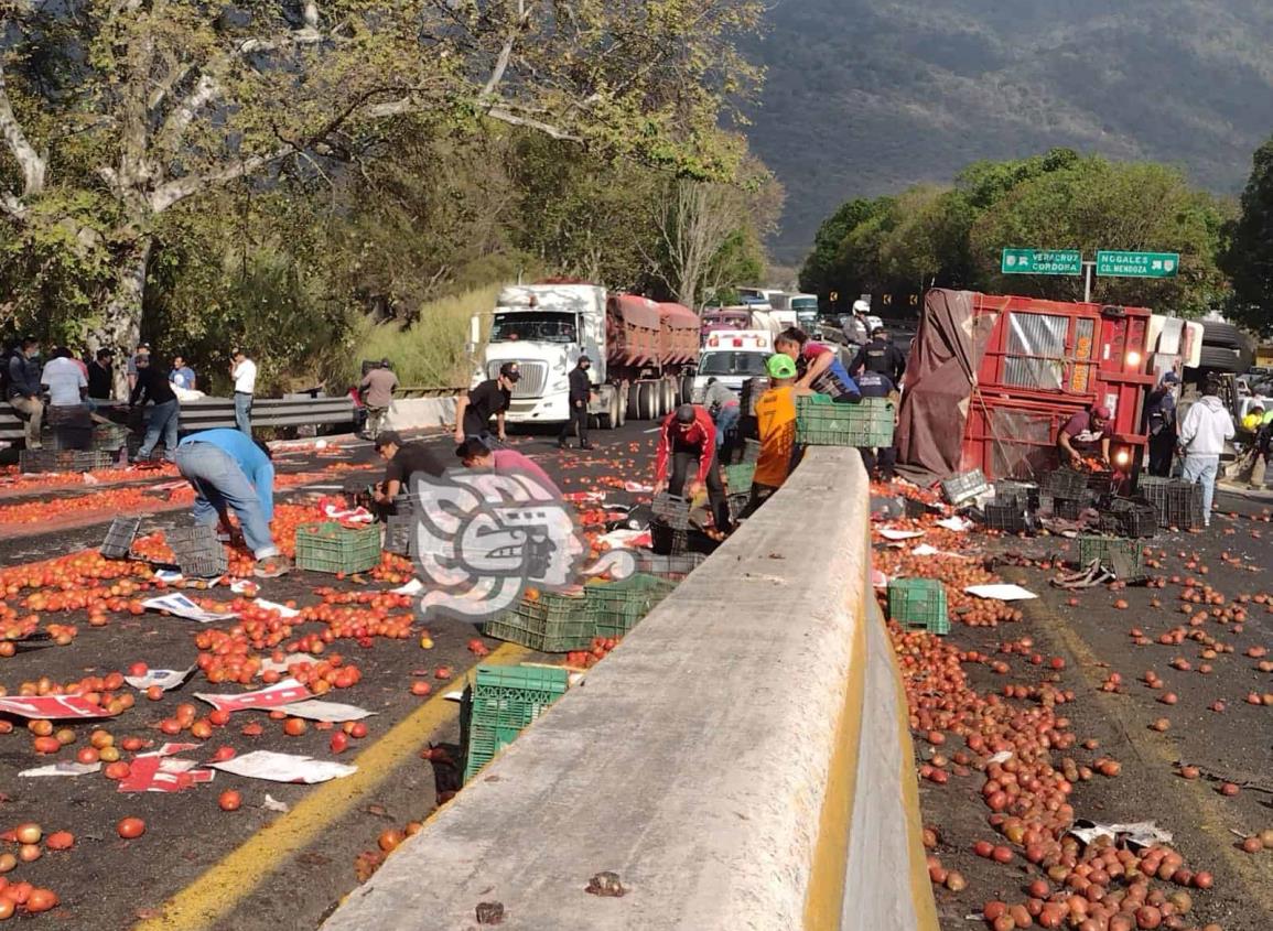 Rapiña en Nogales tras volcadura de camión que transportaba tomates