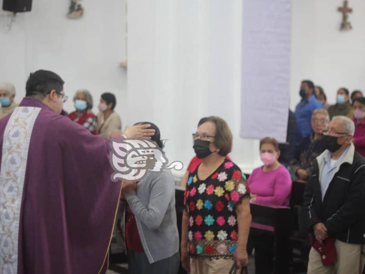 Por inicio de la Cuaresma, cientos de católicos reciben ceniza en Misantla