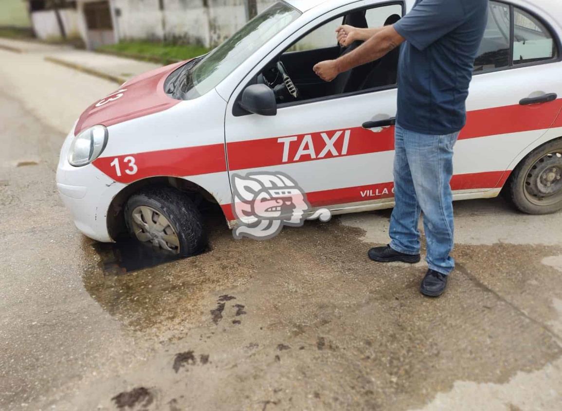 Taxista cae en registro sin tapa en Moloacán