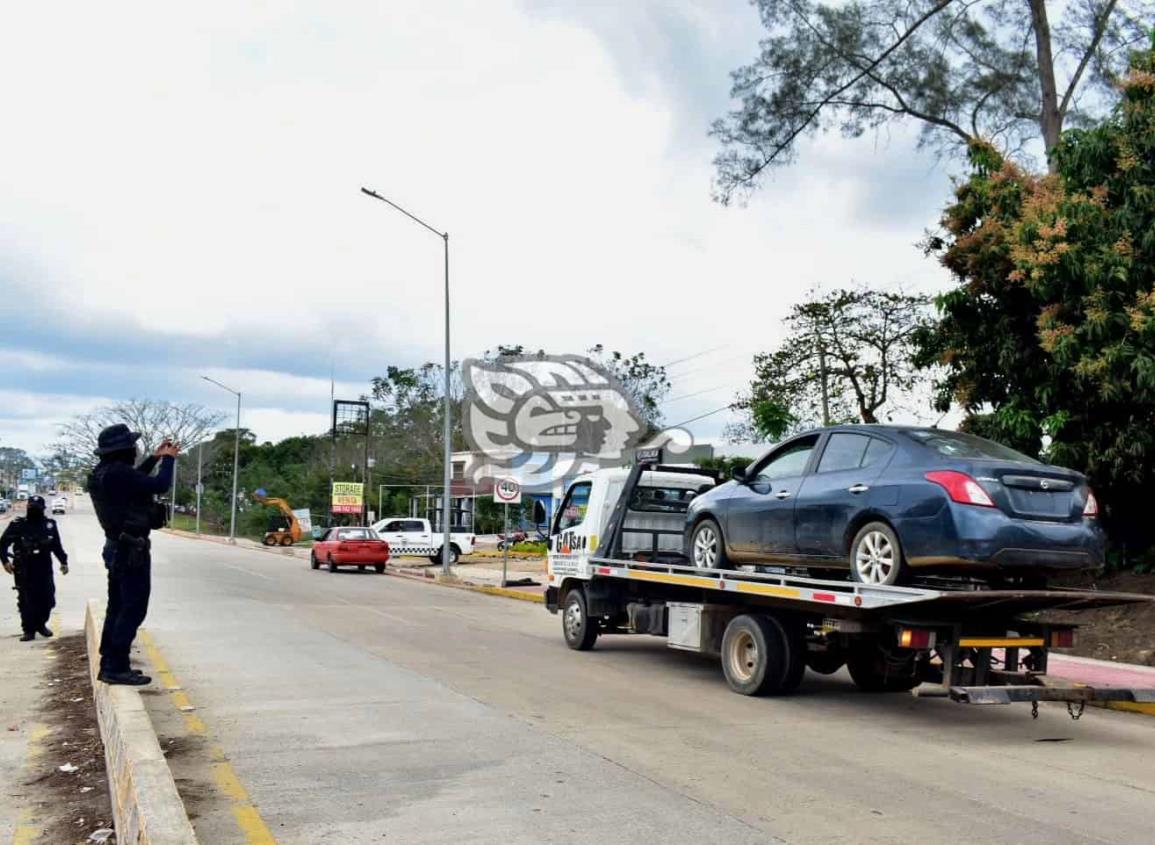 Detienen a mujer con vehículo con reporte de robo en Acayucan