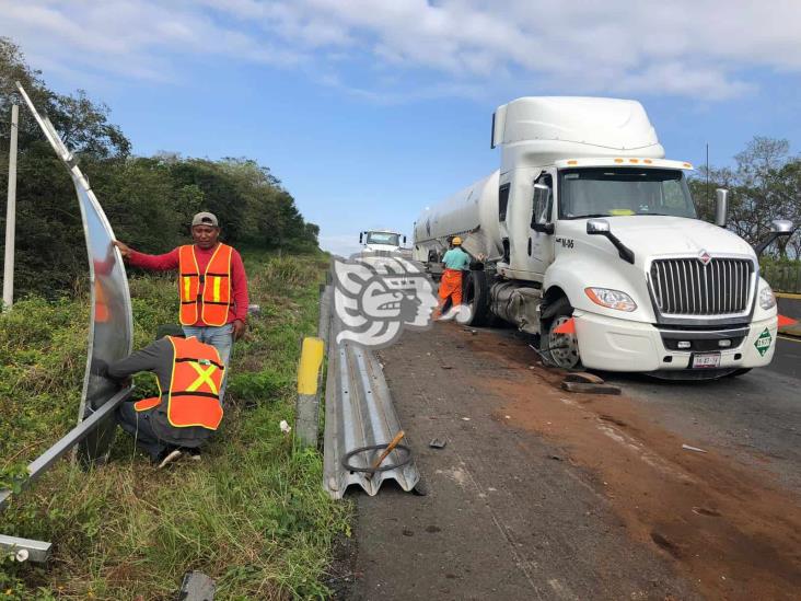 Tractocamión se impactó contra valla metálica cerca de la caseta de Acayucan