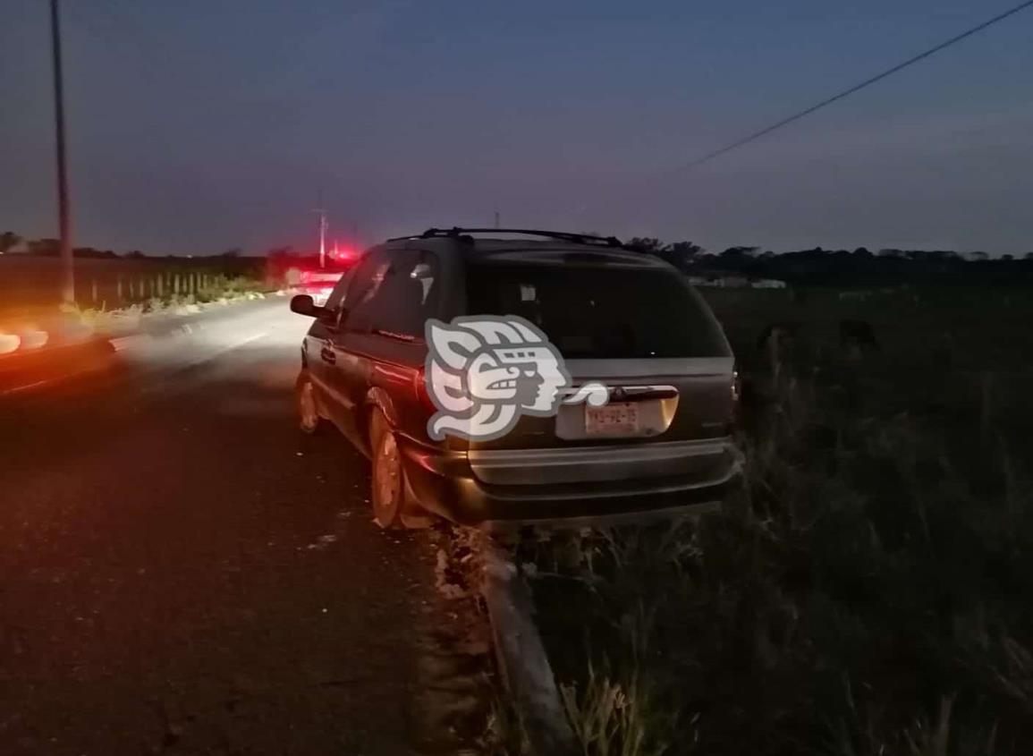 Camioneta es abandonada luego de salirse del camino en la carretera Barrillas-Coatza