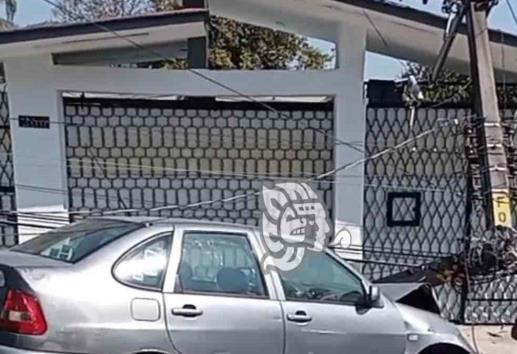 Choque de auto contra poste deja a viviendas sin energía eléctrica en Orizaba