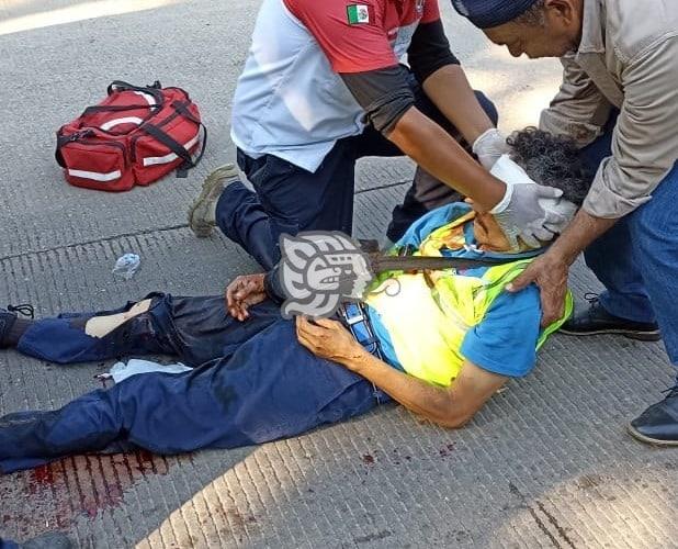 Derrapa motociclista por exceso de velocidad en San Pedro Mártir