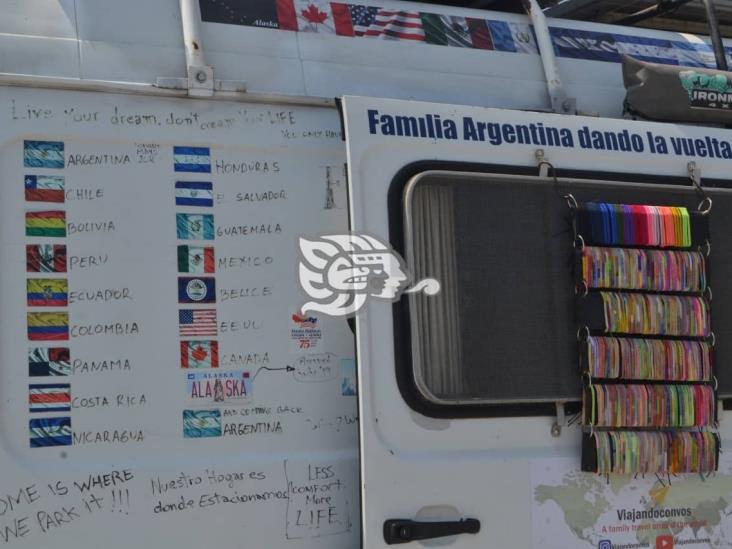 Familia cruza por Veracruz en su regreso de Alaska a Argentina