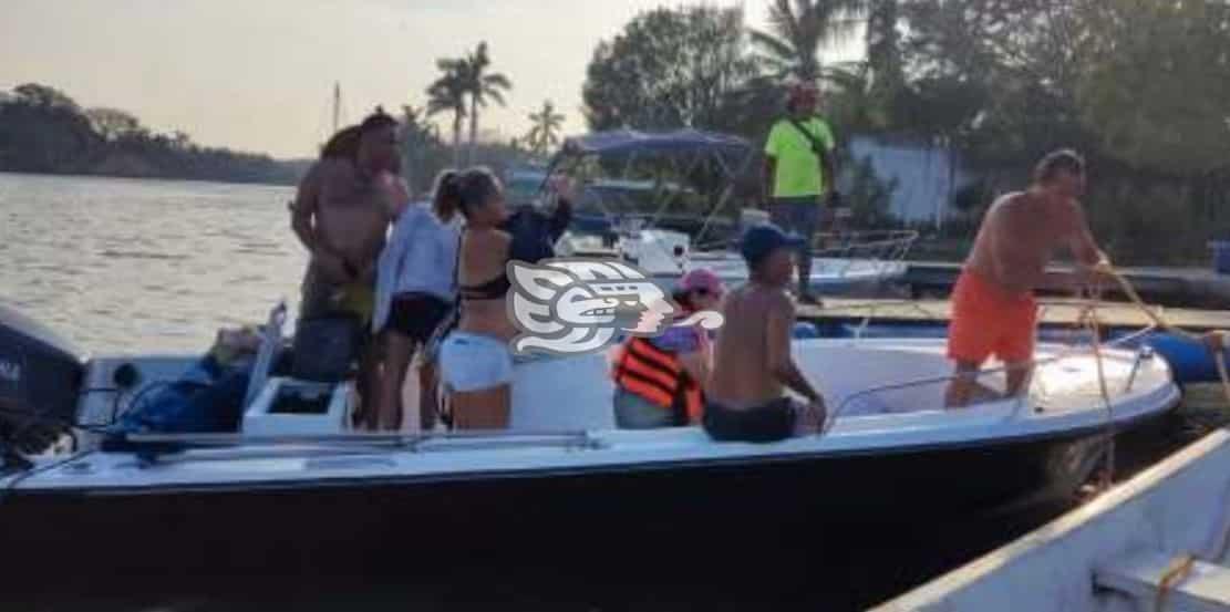 Rescatan en Veracruz a familia varada en el mar