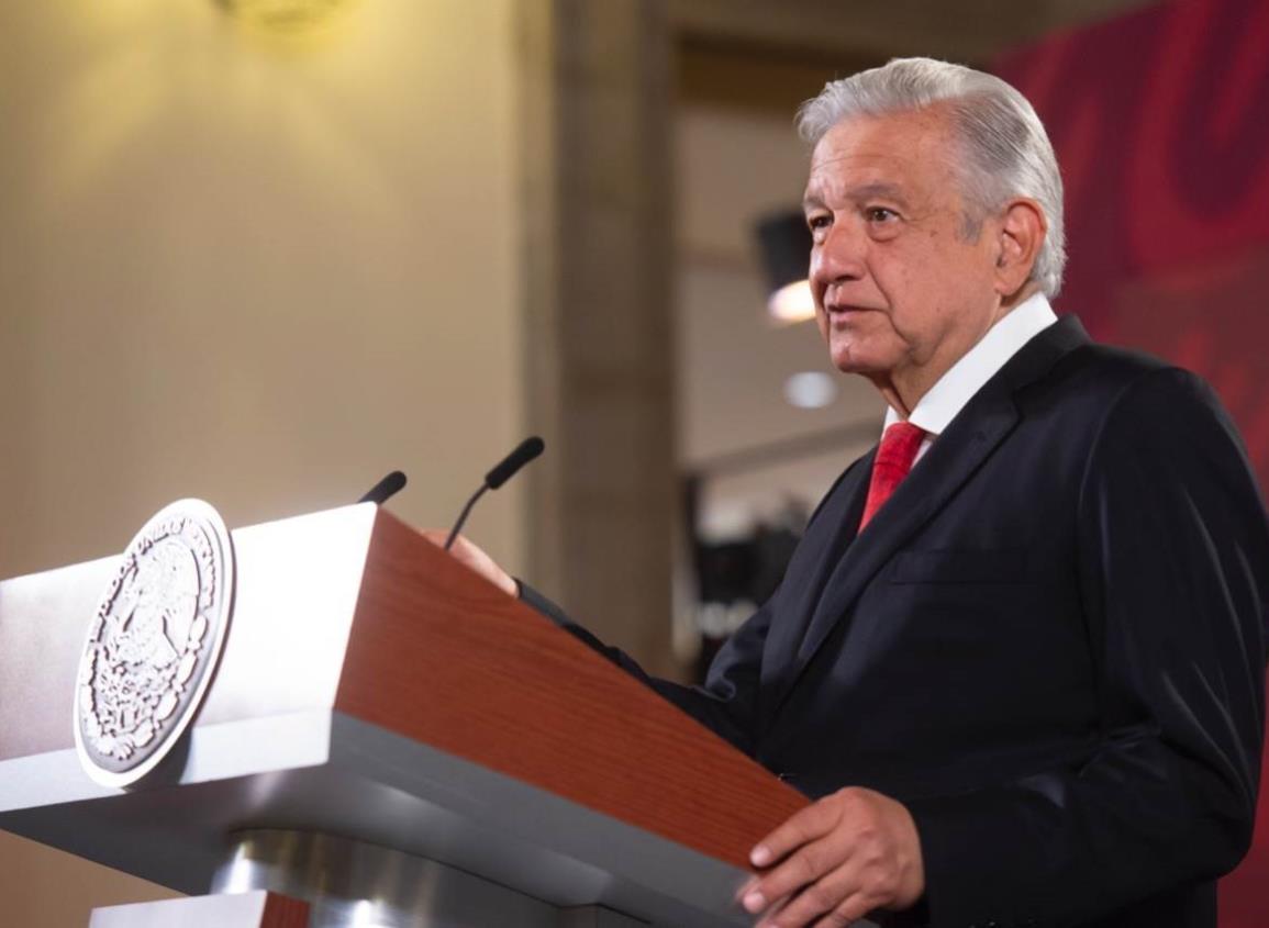 AMLO afirma que mujeres se preparan con bombas molotov para marcha del 8M