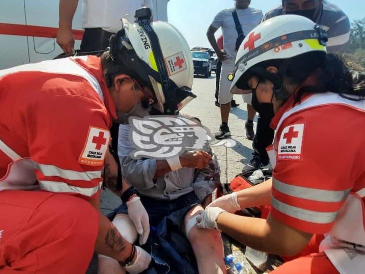 Urbano impacta a motociclista de la tercera edad en Veracruz